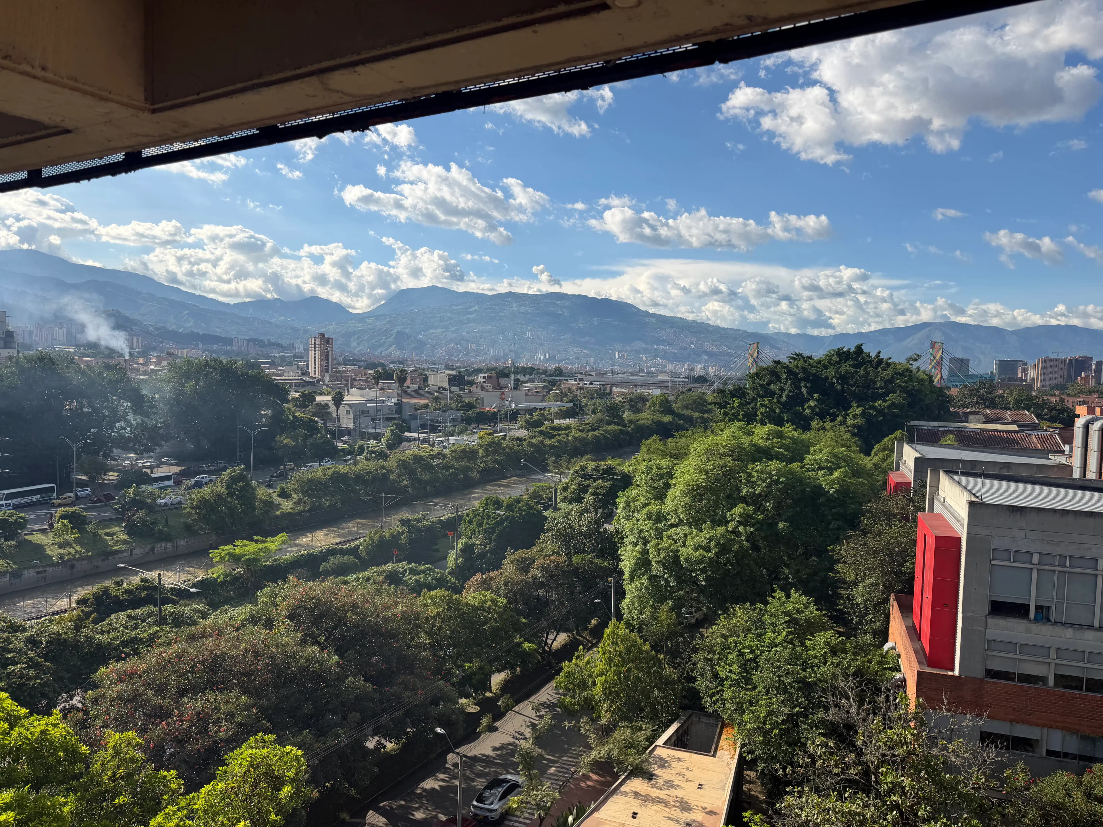 Vista de Medellín desde un espacio institucional