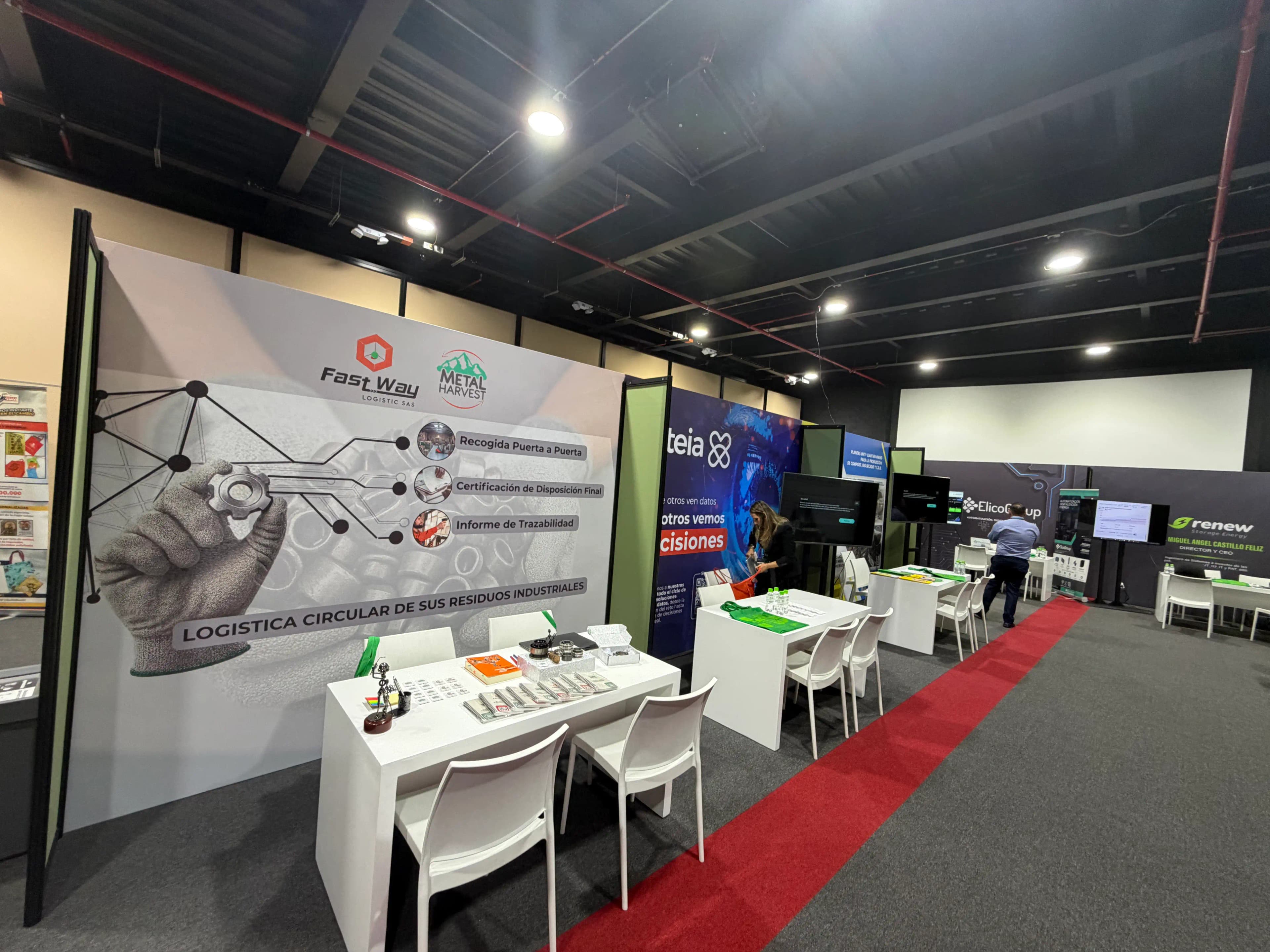 Stand y pasillo de exposición en Medellín
