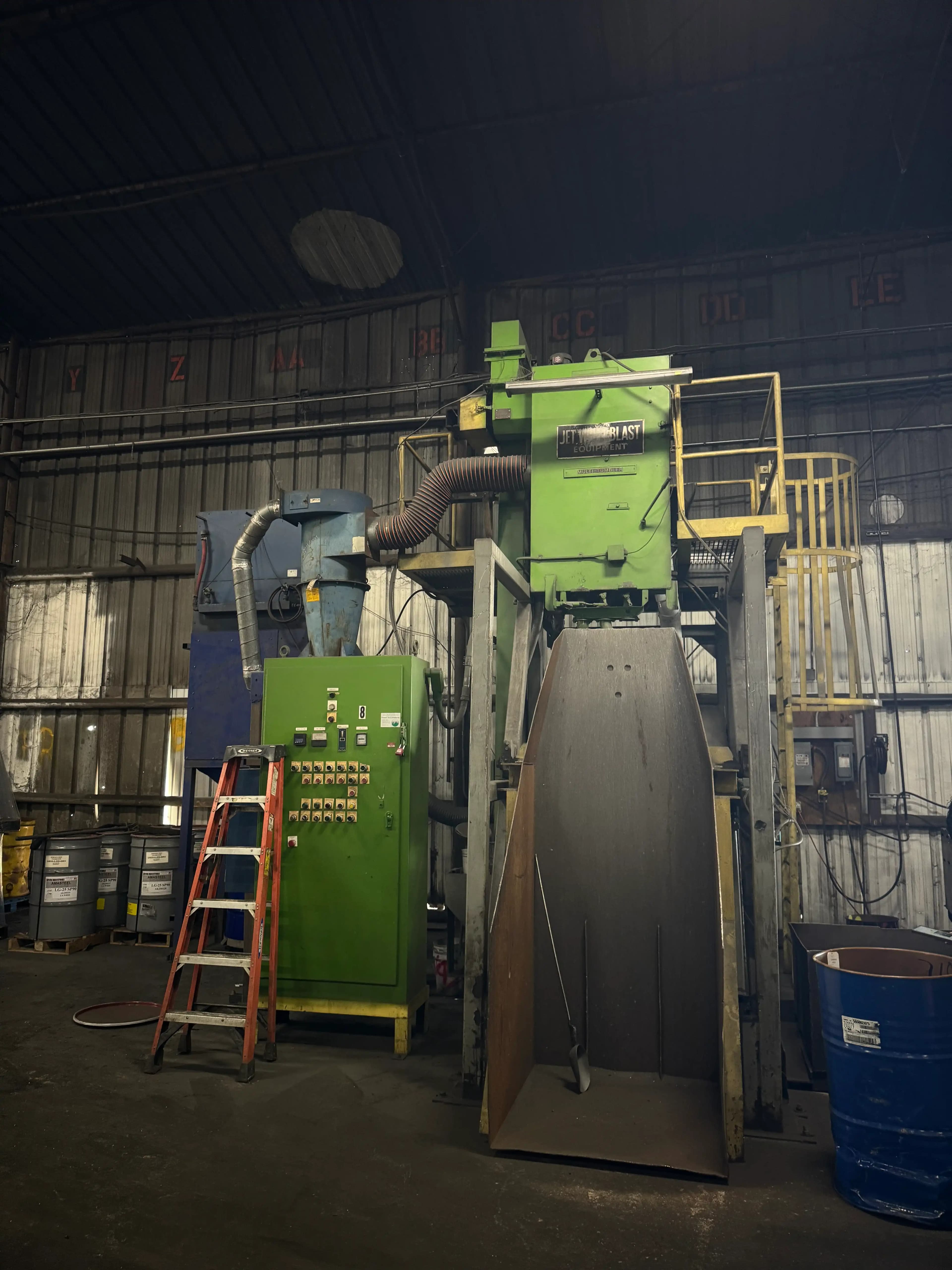 Equipo de granallado dentro de una instalacion industrial en Houston