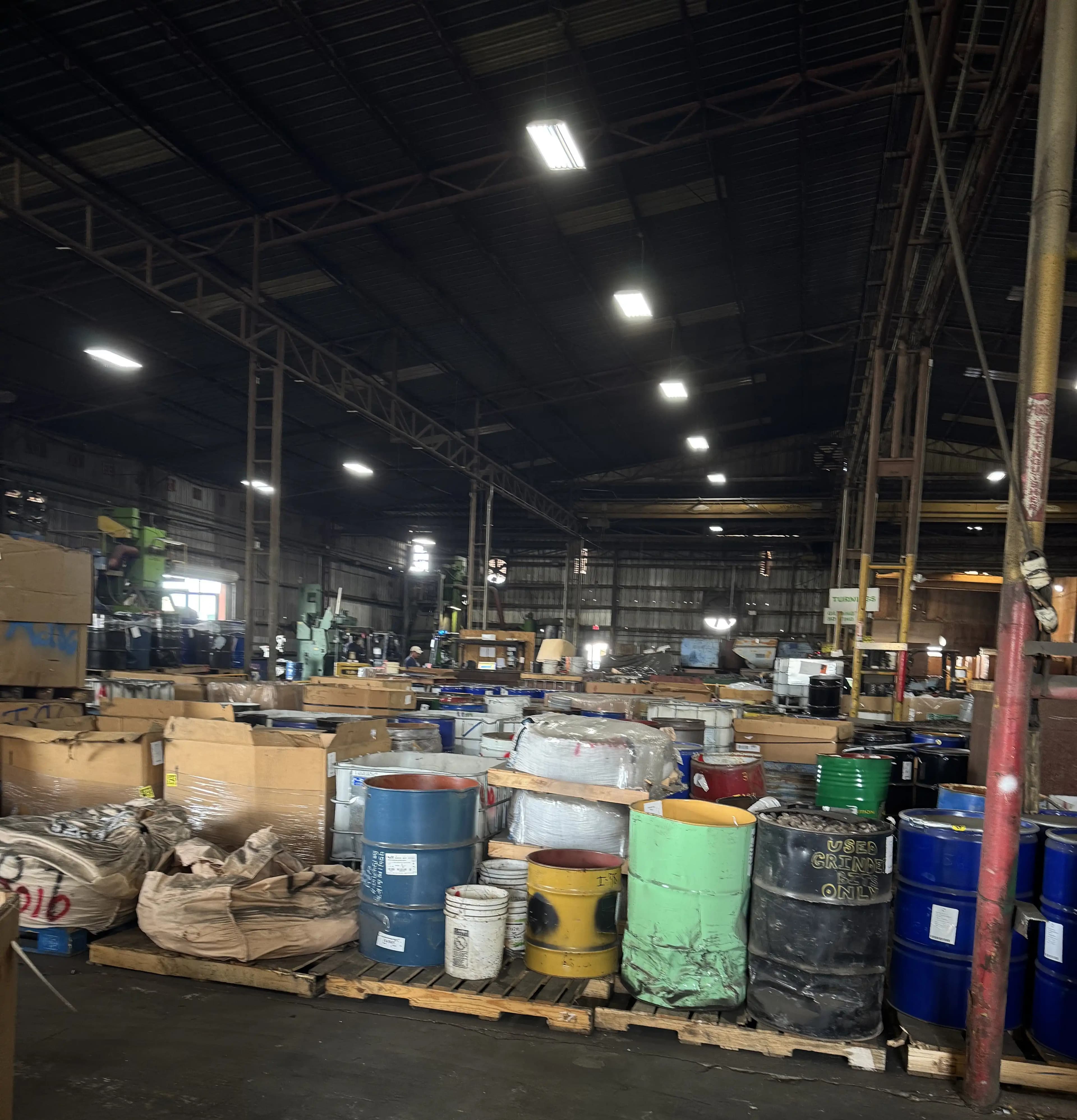 Piso de bodega con materiales industriales clasificados