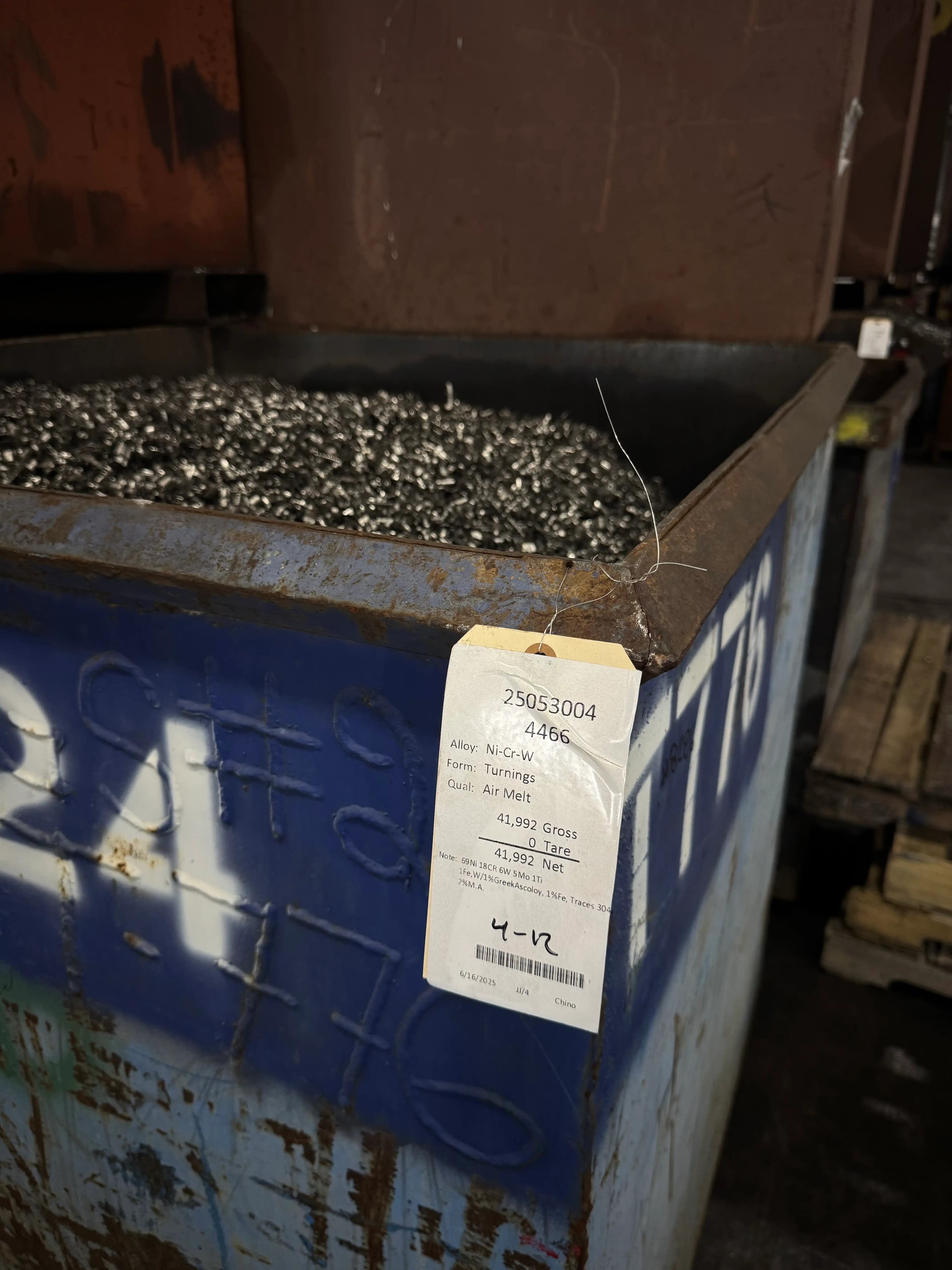Contenedor de virutas metalicas con etiqueta de material en Houston