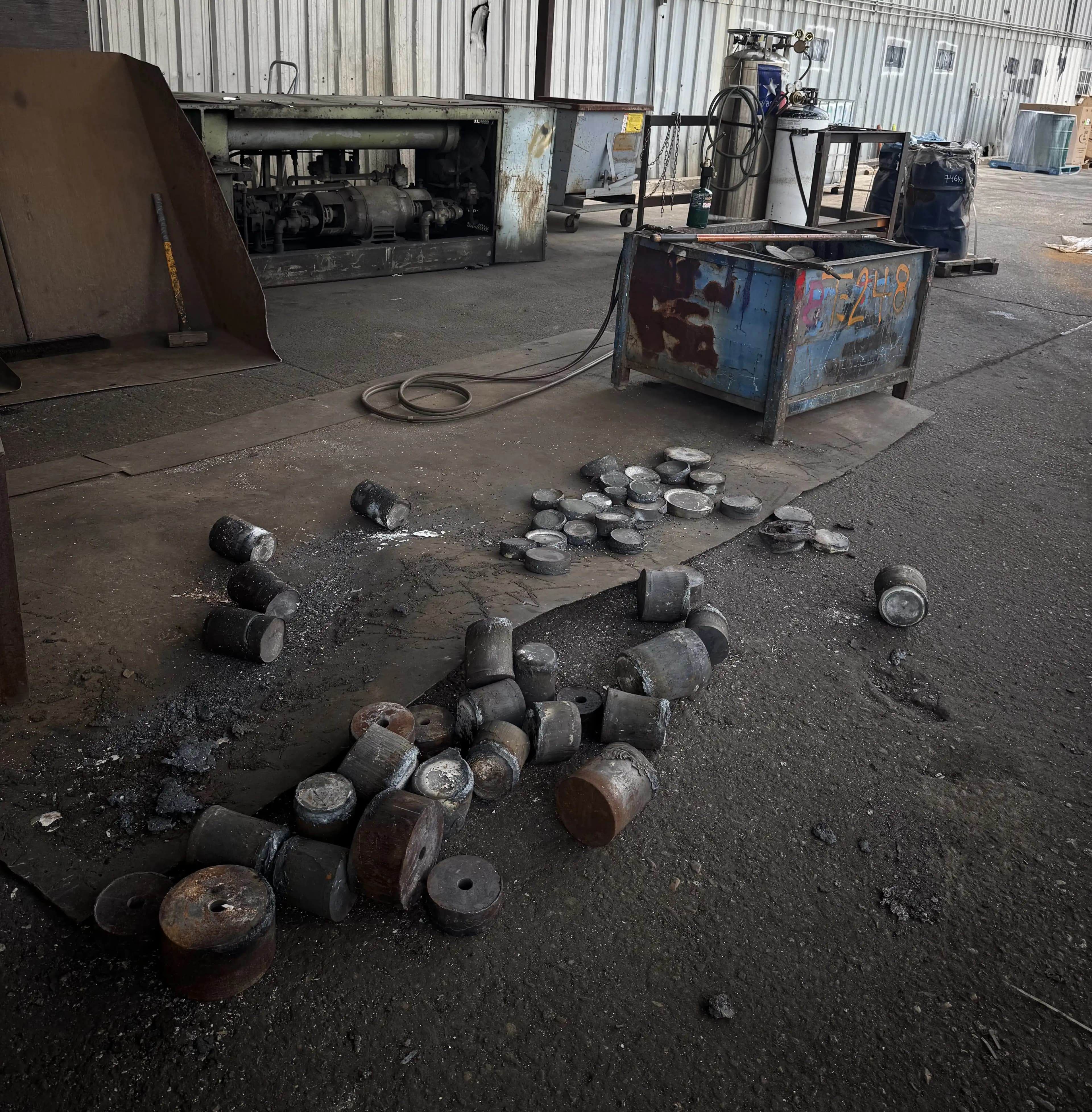Area de procesamiento de scrap con piezas metalicas recuperadas