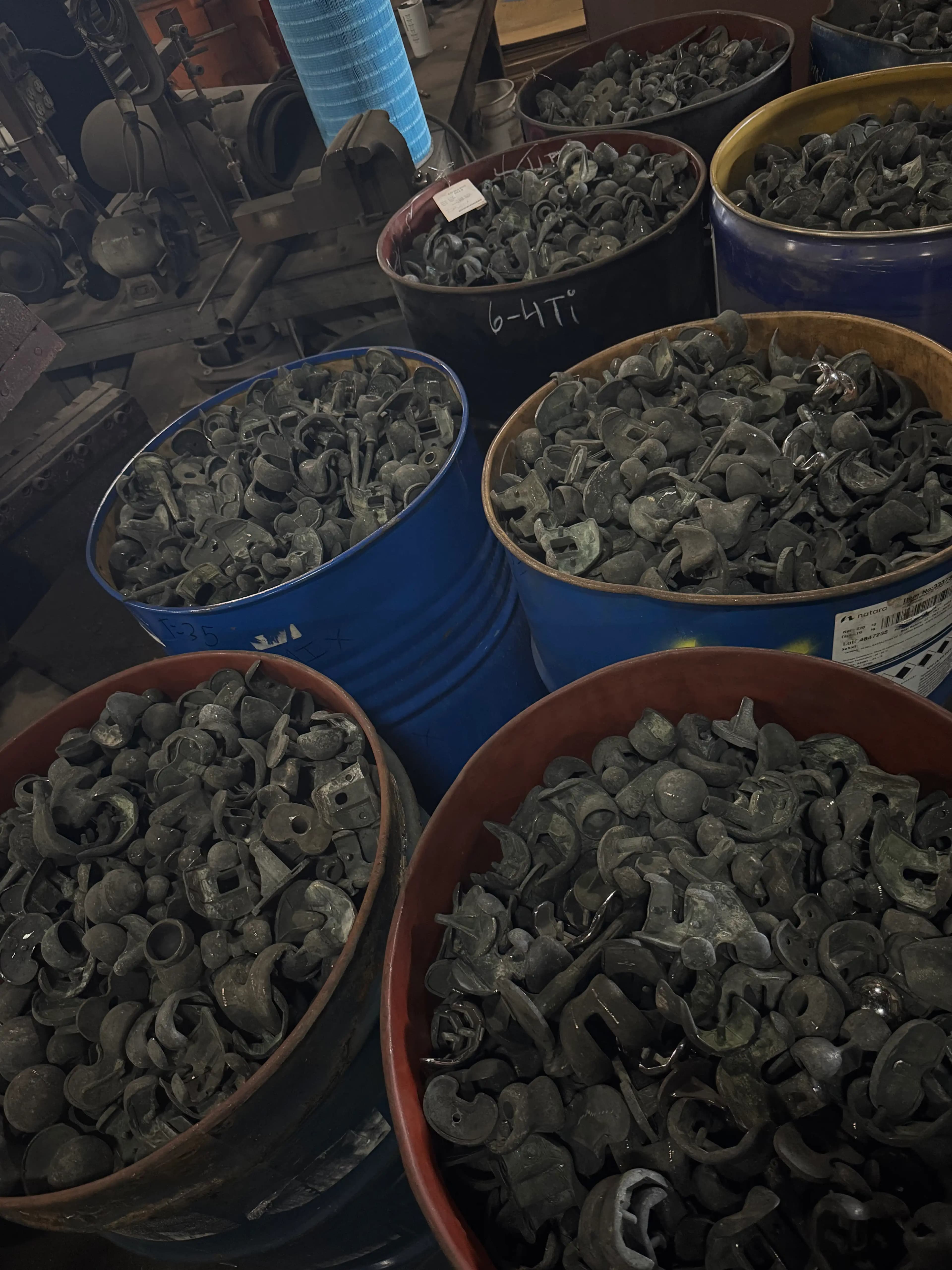 Piezas clasificadas almacenadas en tambores industriales