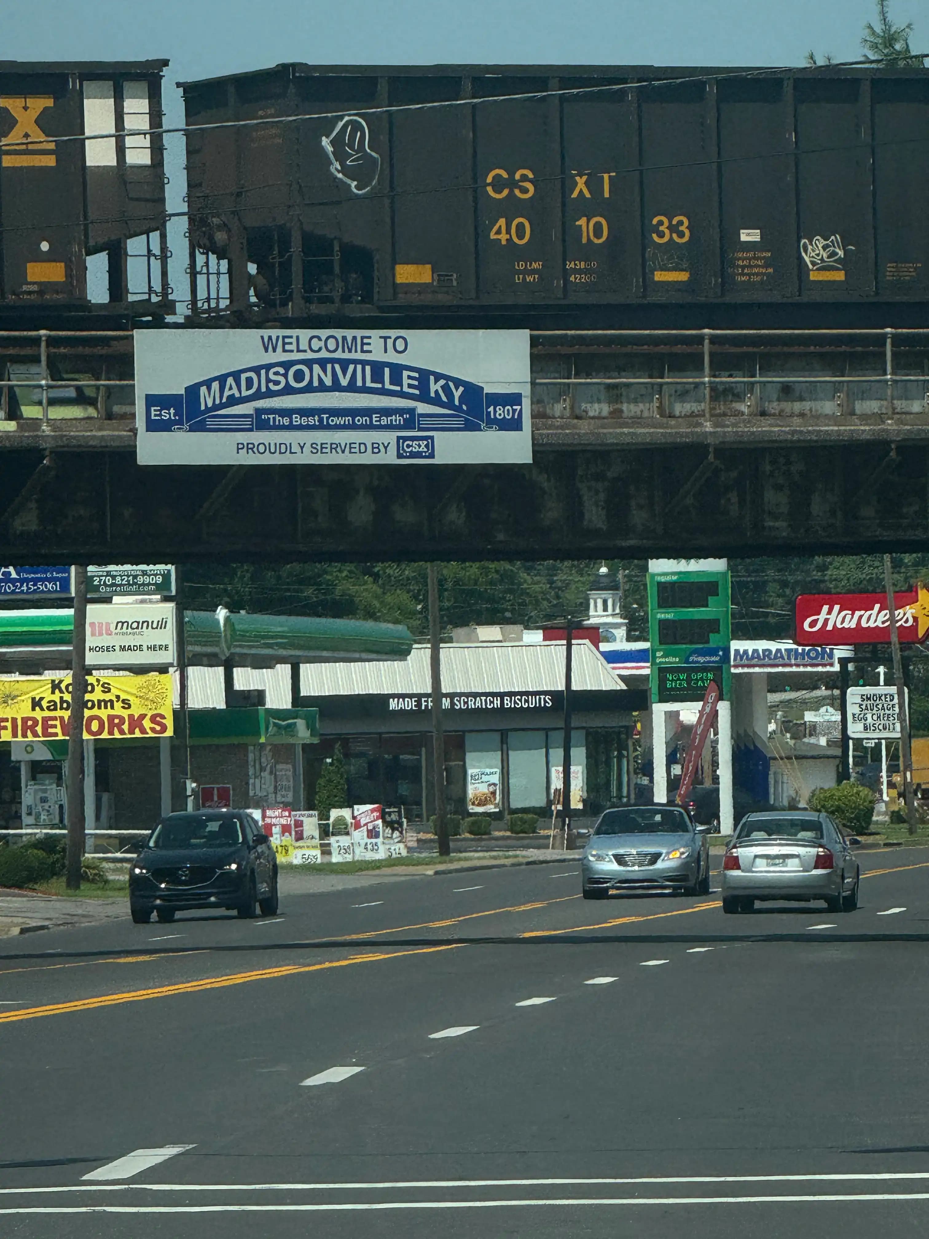 Aviso de bienvenida a Madisonville Kentucky sobre via ferrea