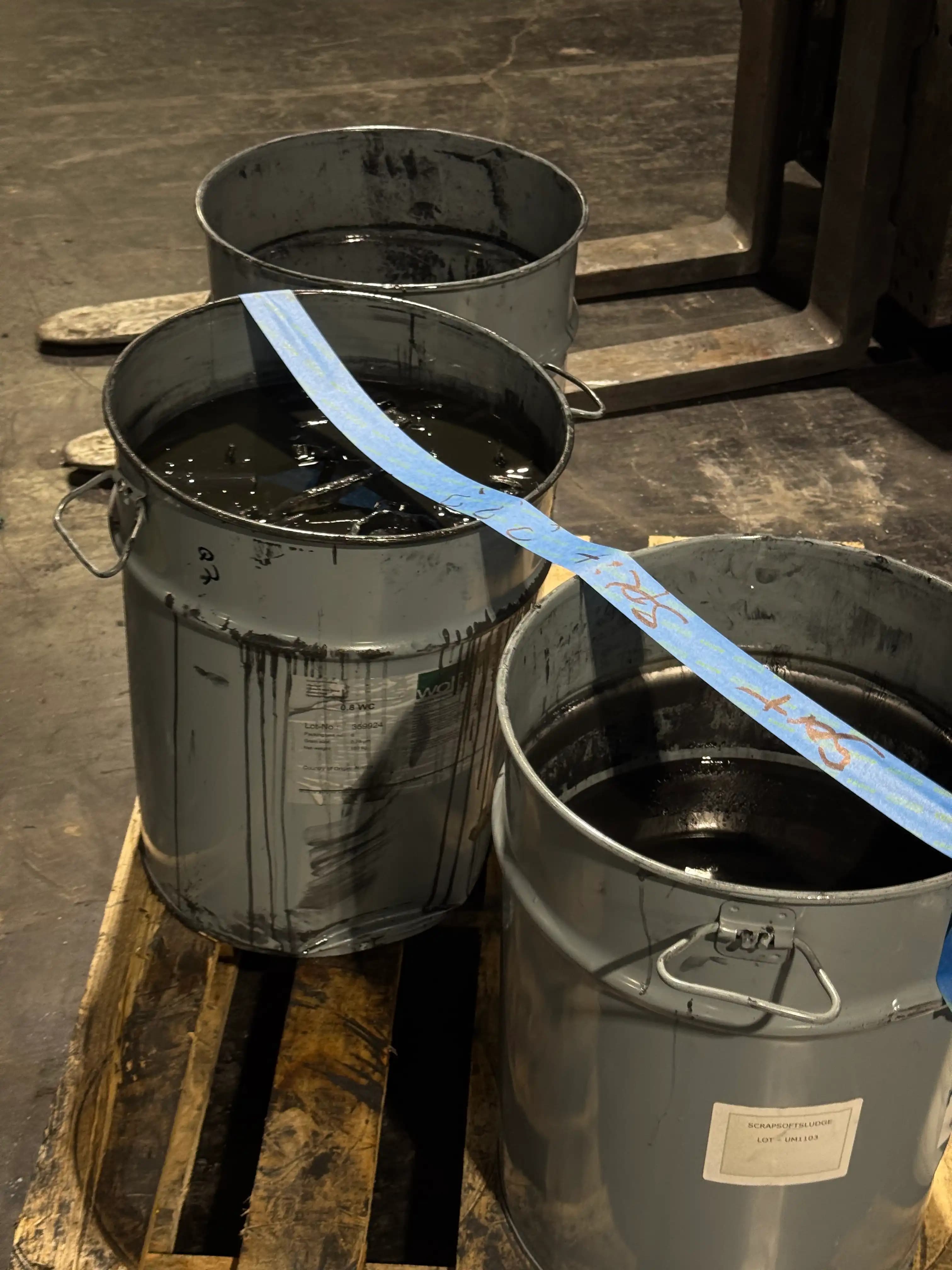 Tambores de scrap y sludge preparados sobre pallets