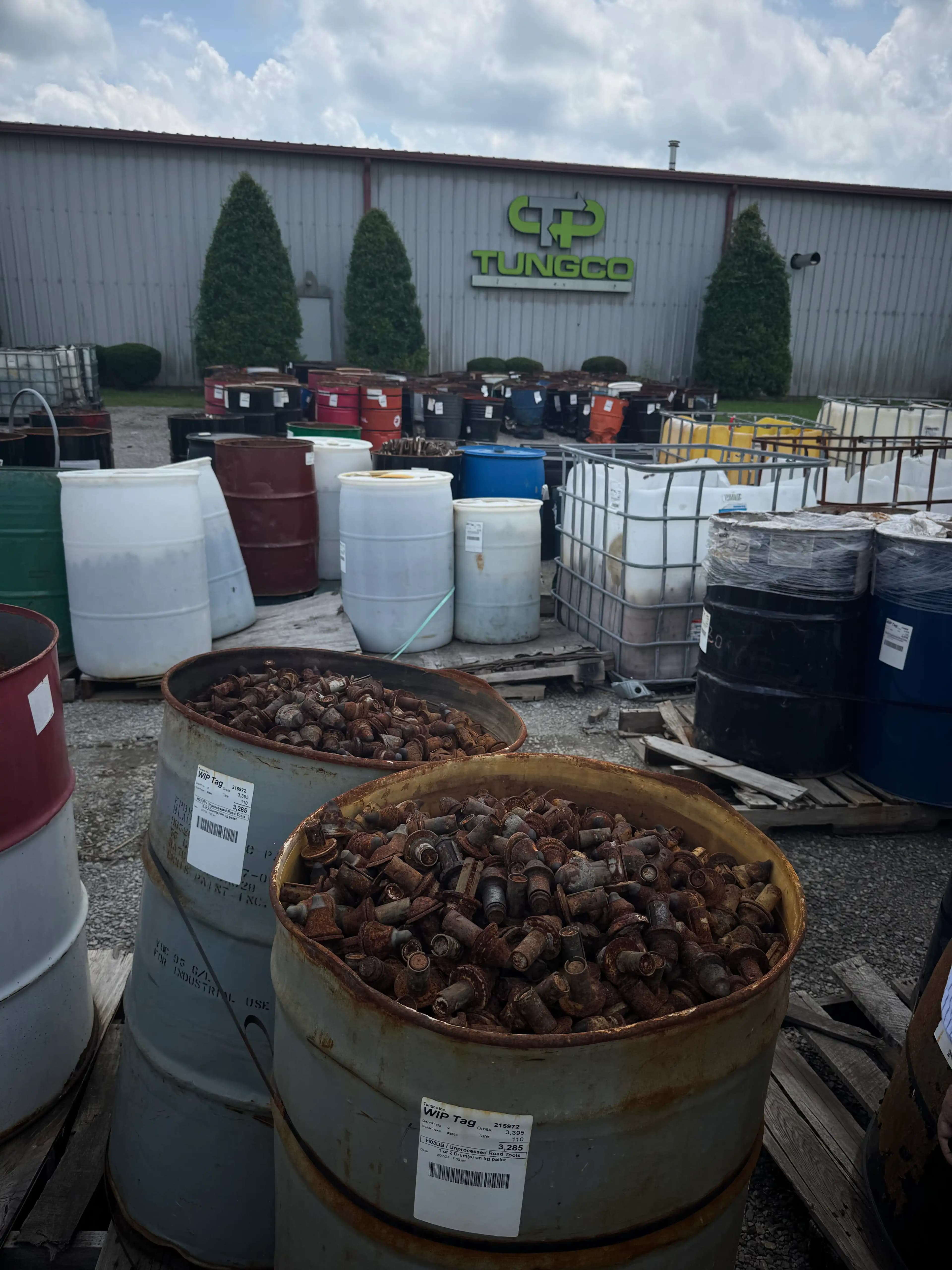 Patio de Tungco con tambores de metal recuperado en Madisonville, Kentucky
