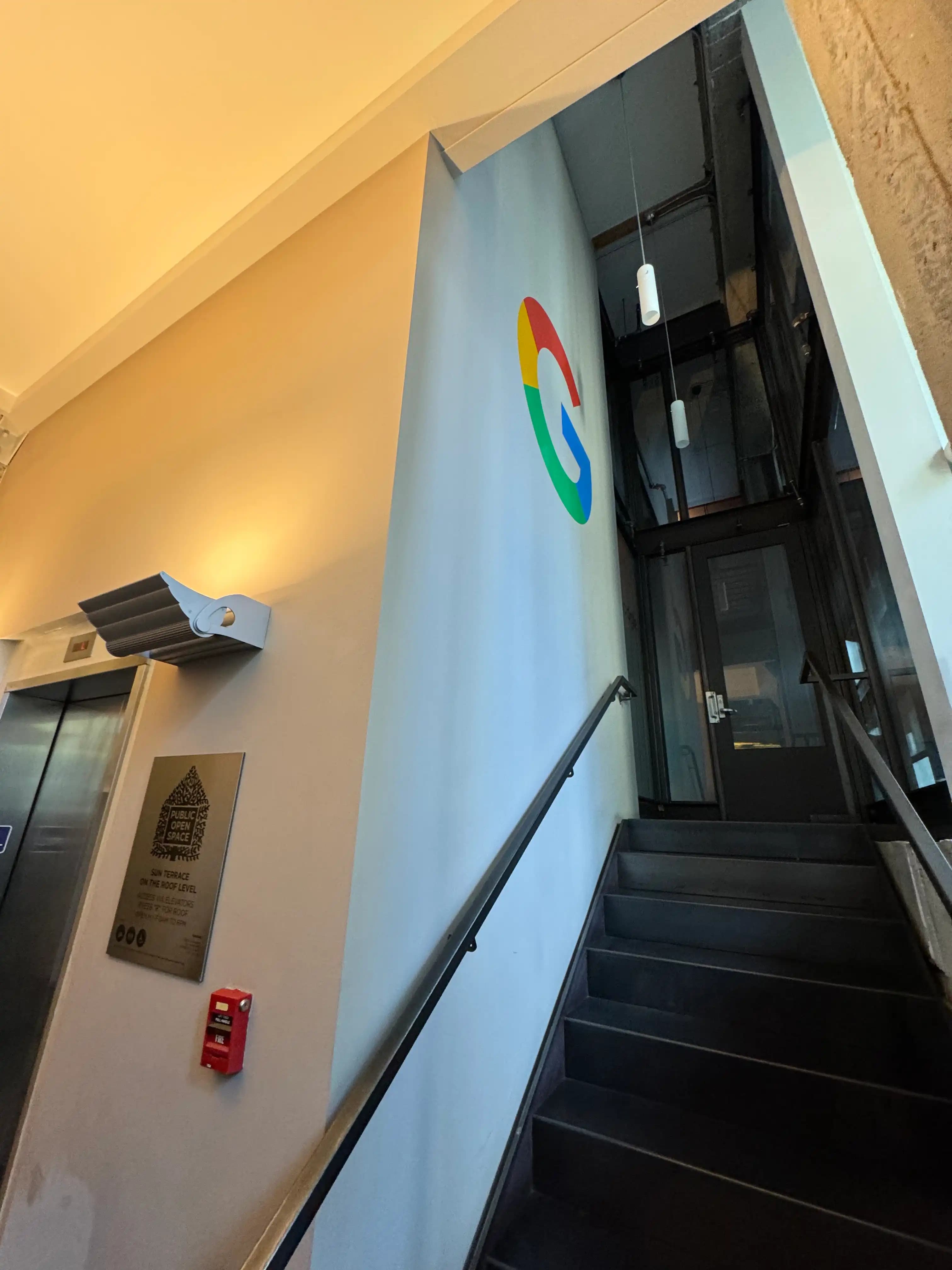 Escaleras de oficina de Google en Silicon Valley