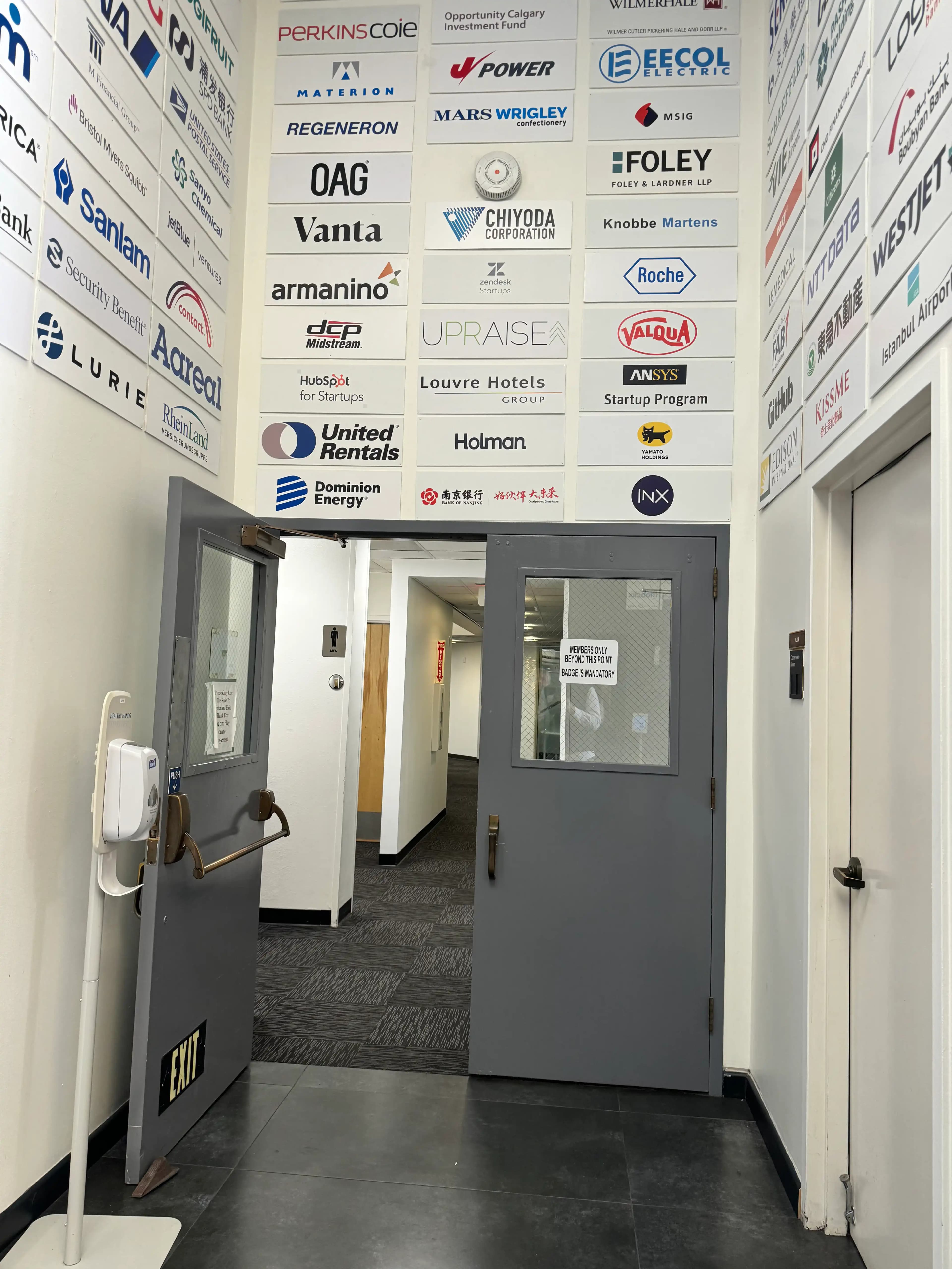 Muro de aliados corporativos en Silicon Valley