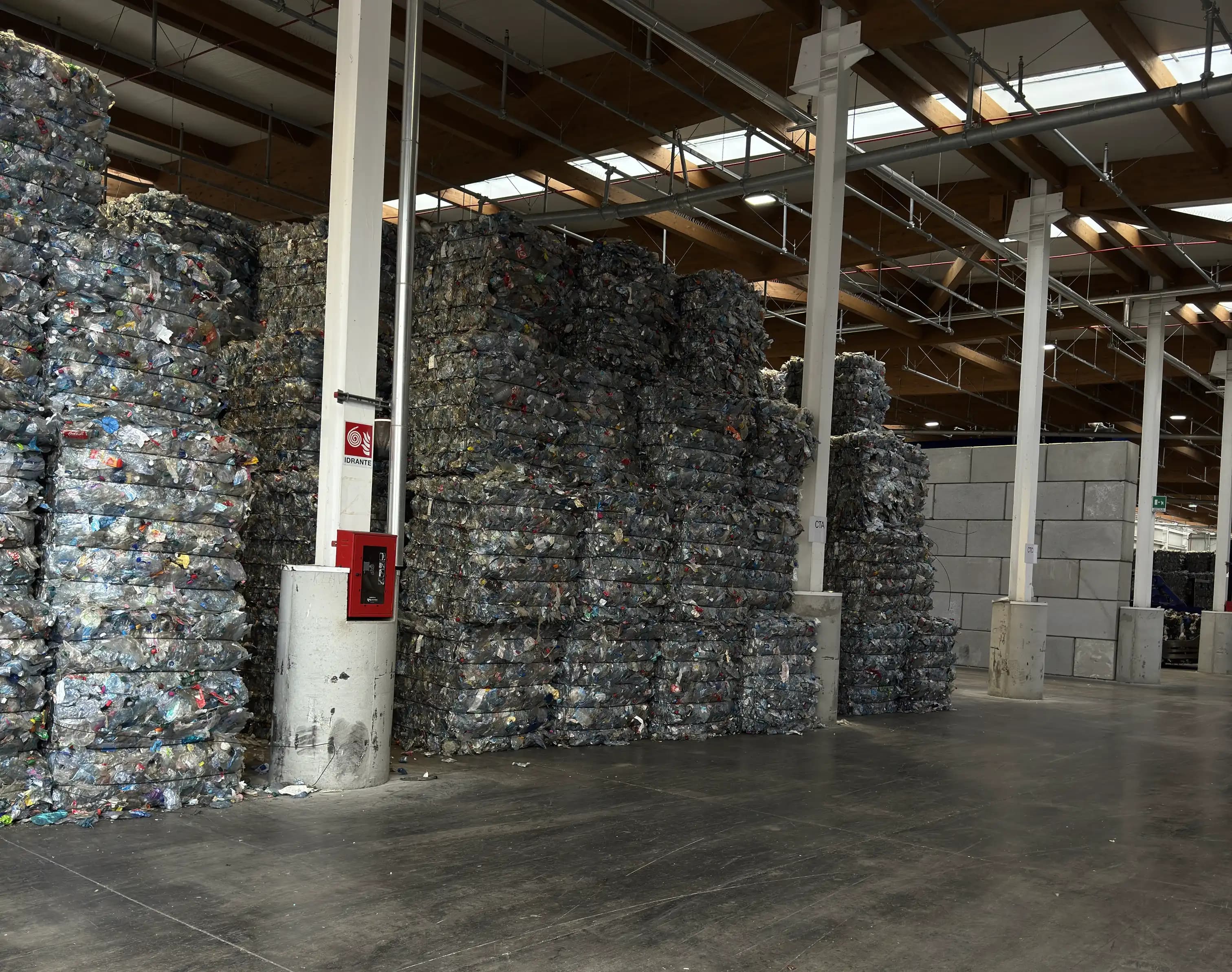 Materiales recuperados compactados dentro de operación italiana