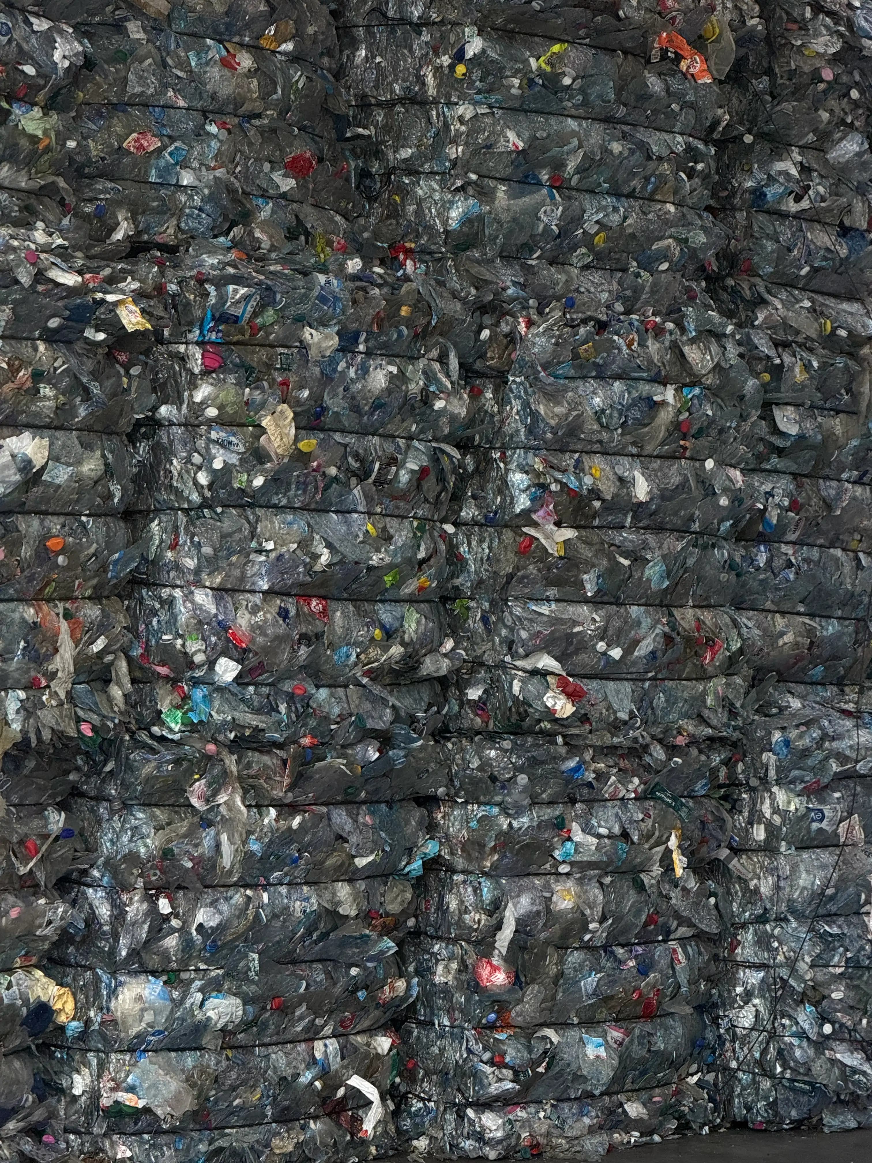 Detalle cercano de material recuperado compactado en Italia