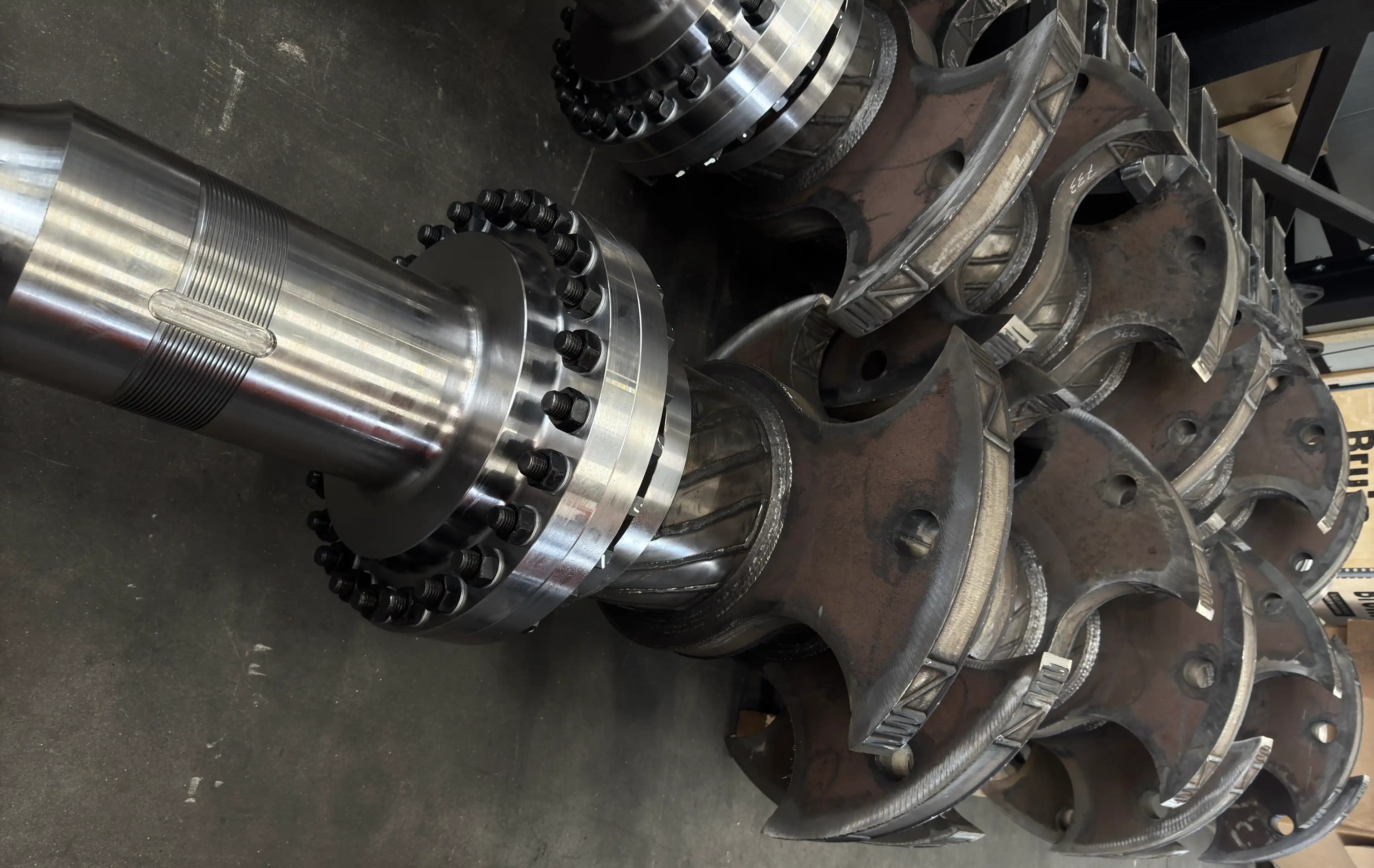 Detalle de rotor mecanizado en instalación industrial italiana
