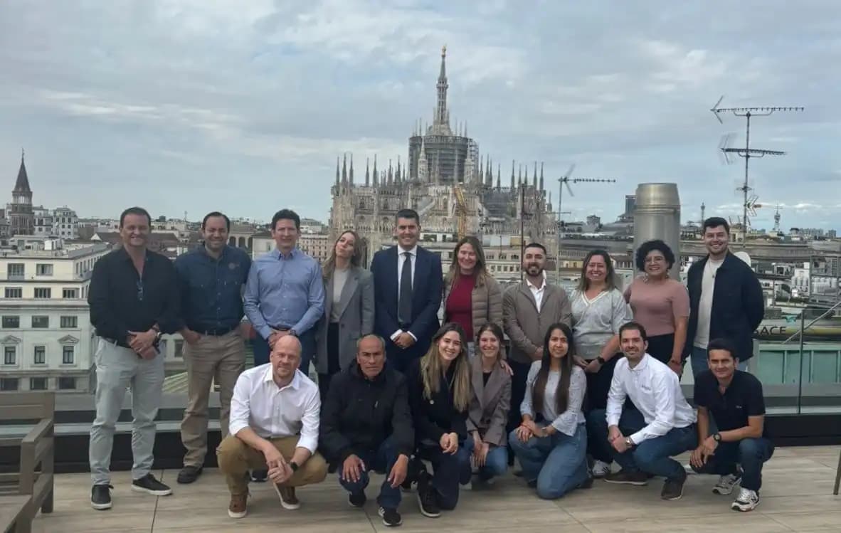 Visita de equipo internacional en Milán, Italia