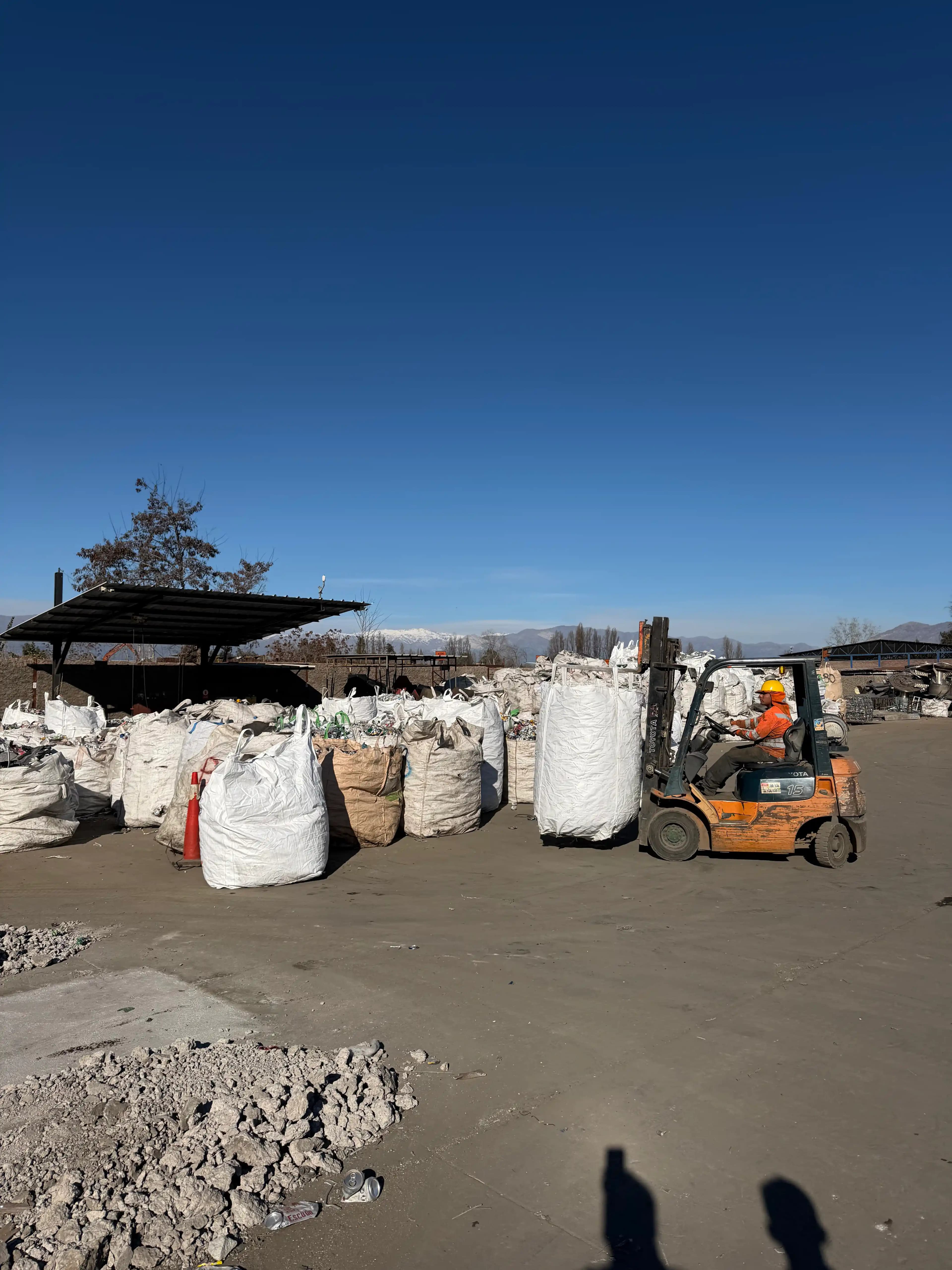 Movimiento con montacargas en patio de reciclaje en Santiago