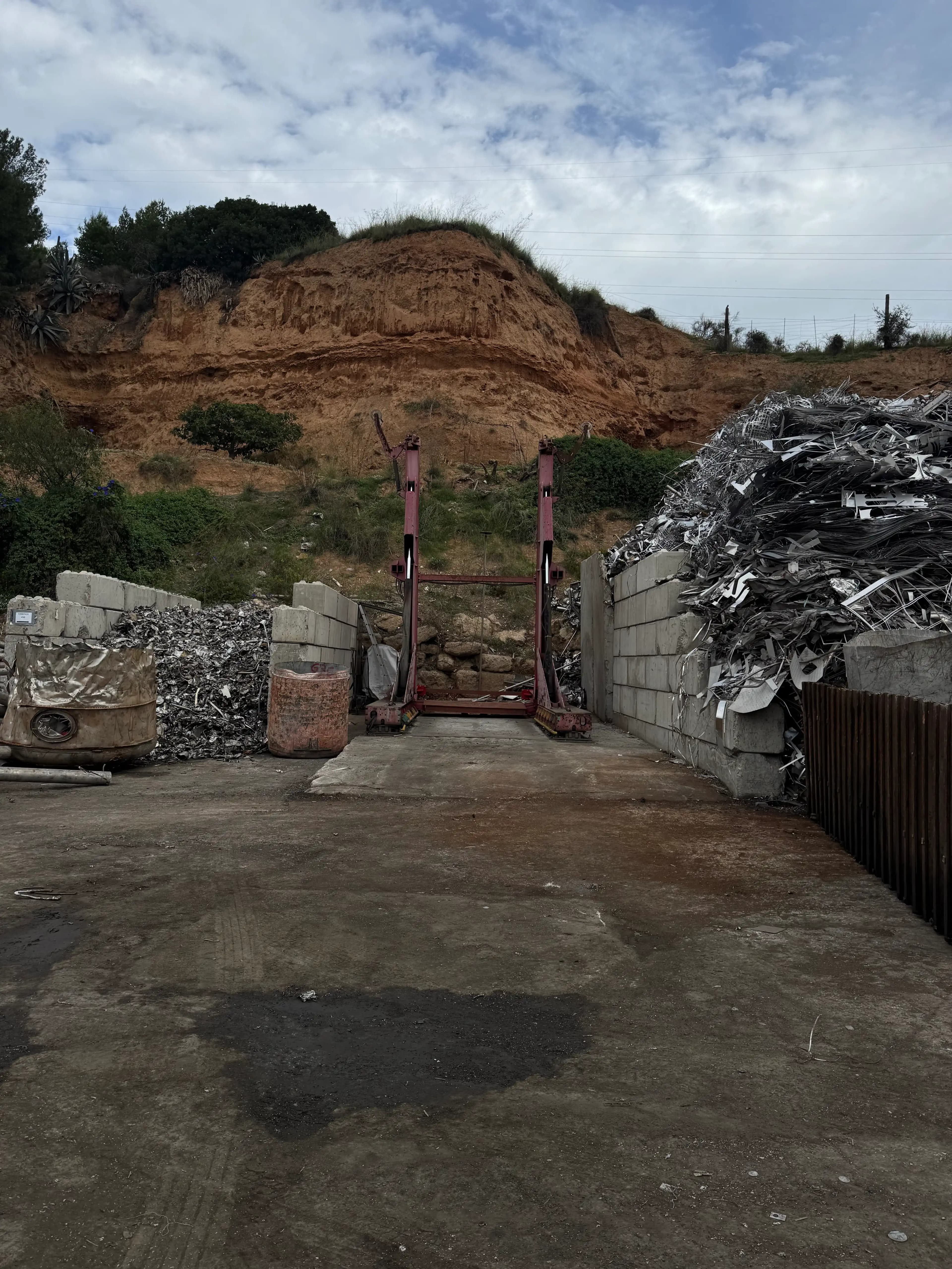 Patio exterior de recuperación de metales en España